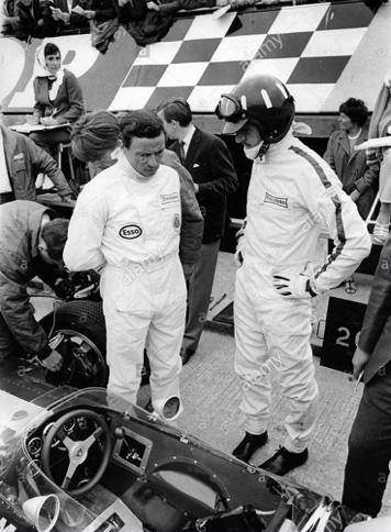 Jim et Graham aux côtés de la nouvelle Lotus 49 Cosworth
© Alamy Photo
